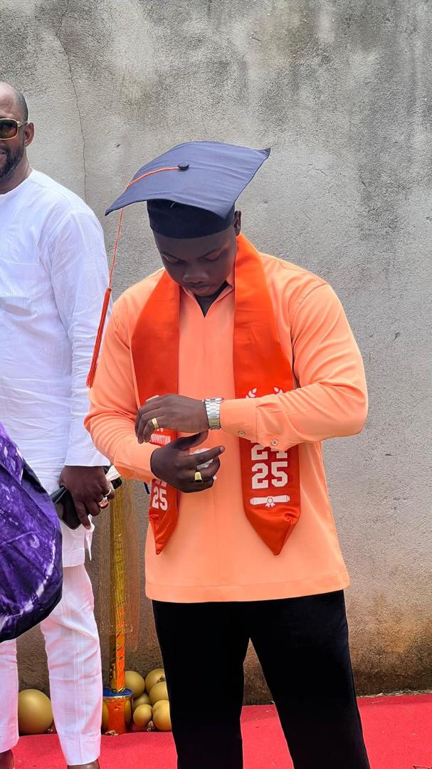 Samuel diplôme tenue orange
